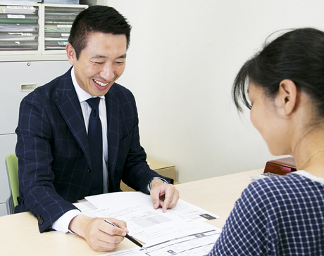 面談による保険案内の様子